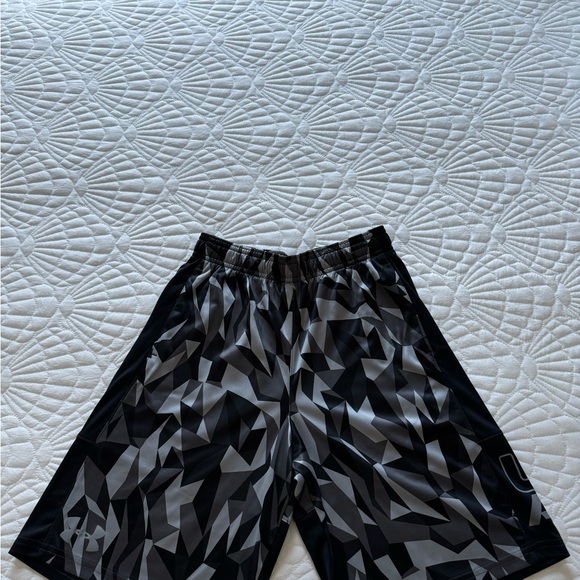 Under Armour Boys Shorts- Size Junior Medium - Picture 4 of 15